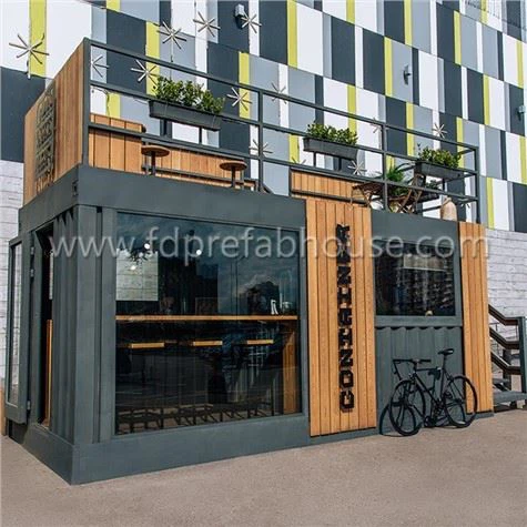 Mali crni kontejner s drvenim ukrasom